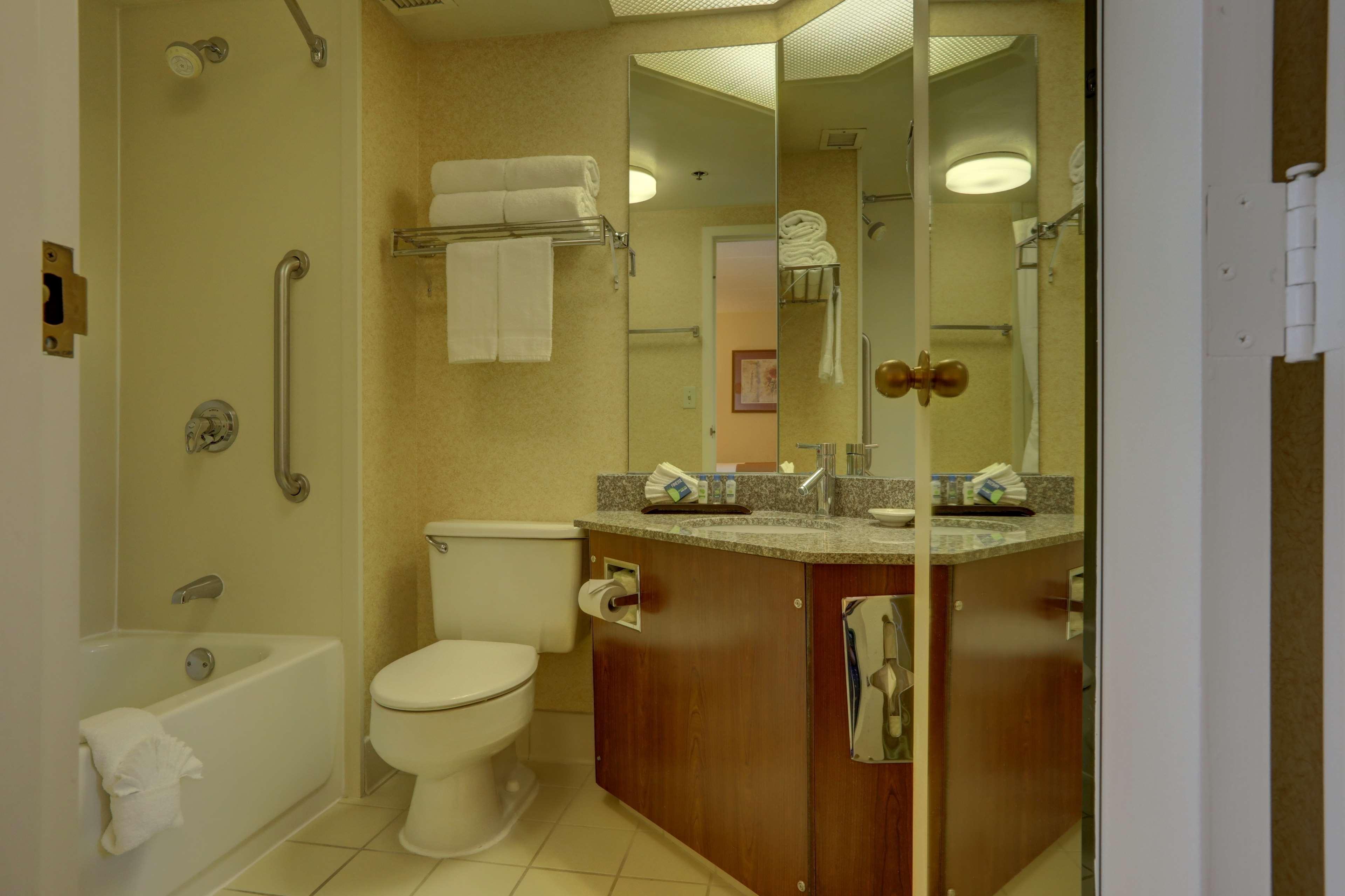 Surestay Plus Hotel By Best Western Chicago Lombard Room photo