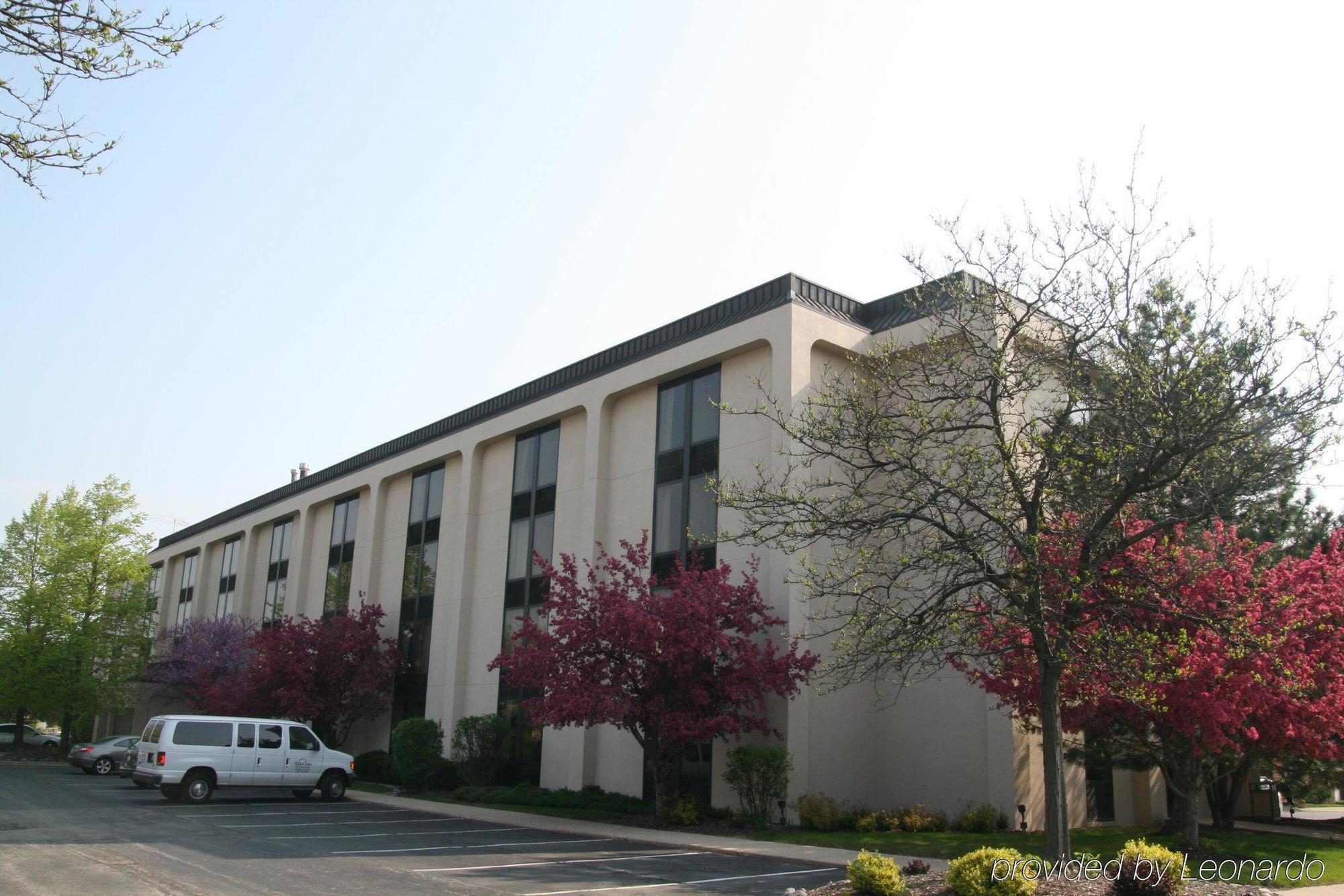 Surestay Plus Hotel By Best Western Chicago Lombard Exterior photo