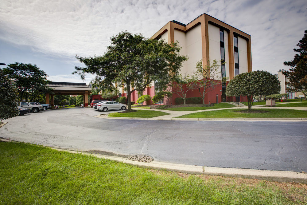 Surestay Plus Hotel By Best Western Chicago Lombard Exterior photo