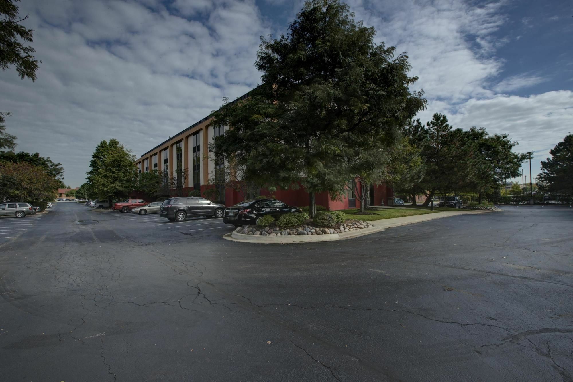 Surestay Plus Hotel By Best Western Chicago Lombard Exterior photo